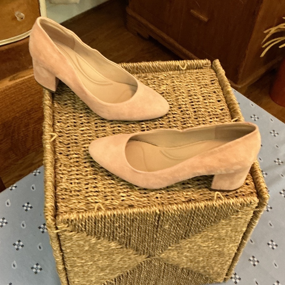 Easy Spirit Sueded Pink Women's Heels - Picture 4 of 6